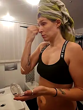 Snapshot of Lenchen_ chatting on February 2025 08:03:02 PM Lenchen online show from February 2025 08:03:02 PM