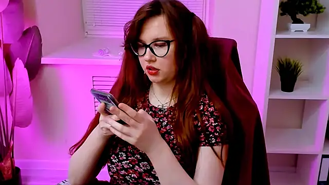 Snapshot of CarolGiggly chatting on June 2026 06:33:02 AM CarolGiggly online show from June 2026 06:33:02 AM