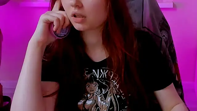 Snapshot of CarolGiggly chatting on June 2026 11:44:01 PM CarolGiggly online show from June 2026 11:44:01 PM