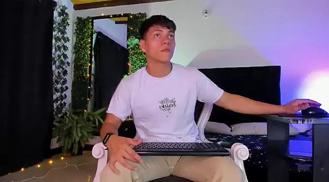 Valentino  X online show from March 2025 11:42:02 AM