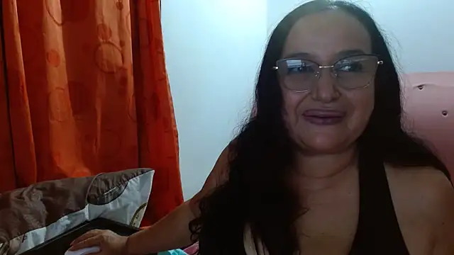 GiaNahomi online show from February 2025 03:01:01 AM