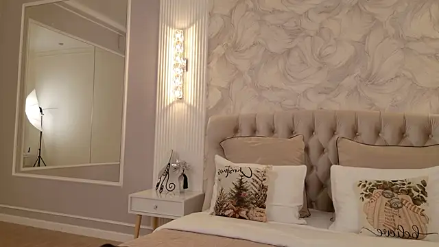 milaleoneli online show from December 2025 03:07:01 PM