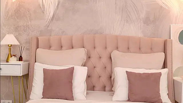 milaleoneli online show from March 2026 02:33:02 PM