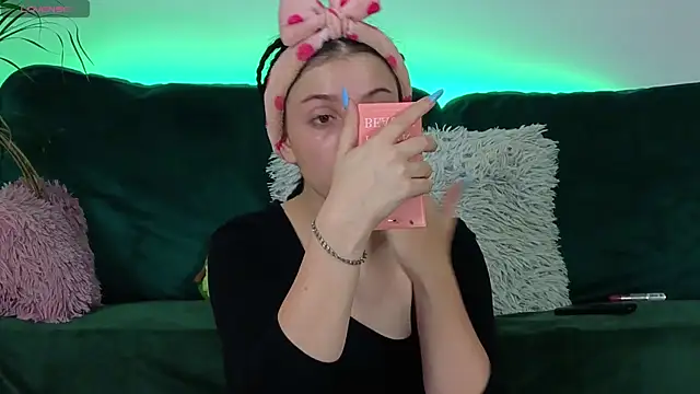 AveryWillow online show from September 2025 04:28:01 AM