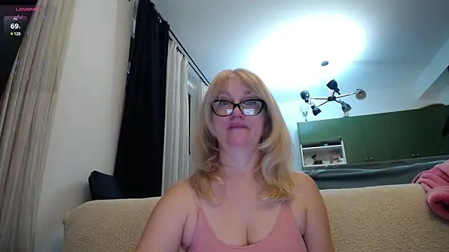 Blond Woman online show from January 2025 08:33:01 PM
