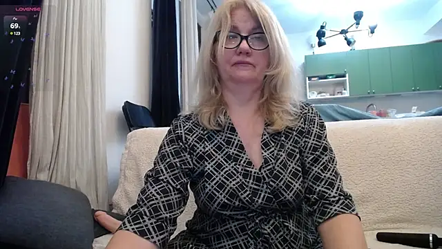 Blond Woman online show from January 2025 09:19:01 PM
