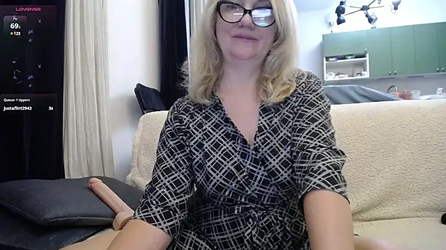 Blond Woman online show from January 2025 12:22:02 AM