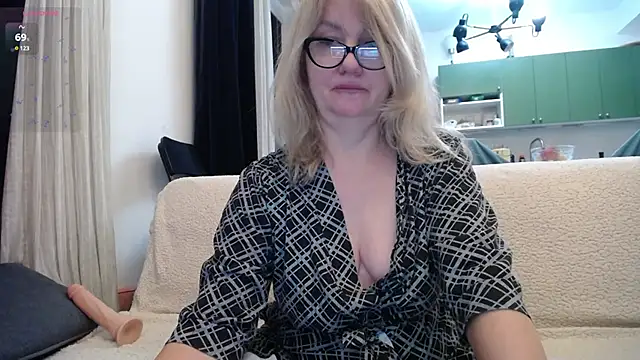 Blond Woman online show from January 2025 09:39:02 PM