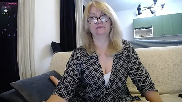 Blond Woman online show from January 2025 09:16:01 PM