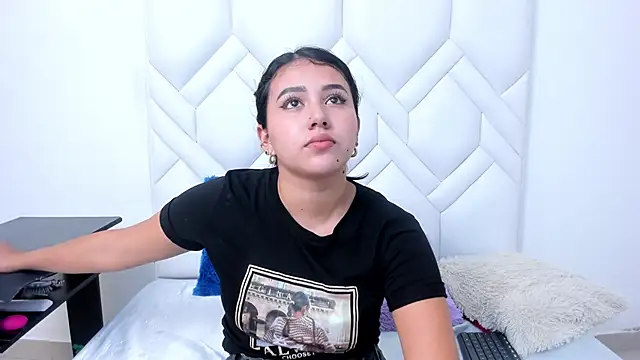 Analia18  online show from November 2025 01:32:02 PM