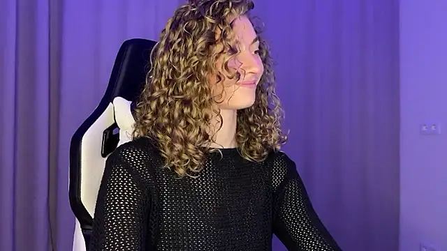 Snapshot of lady_curls chatting on December 2024 10:29:01 PM lady curls online show from December 2024 10:29:01 PM