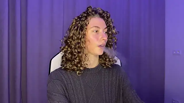 Snapshot of lady_curls chatting on December 2024 10:01:02 PM lady curls online show from December 2024 10:01:02 PM