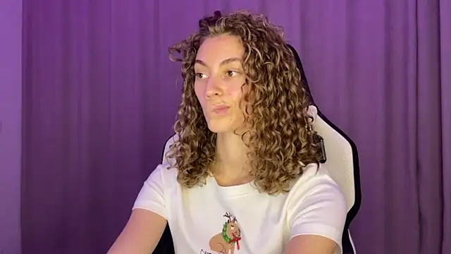 Snapshot of lady_curls chatting on December 2024 10:41:02 PM lady curls online show from December 2024 10:41:02 PM