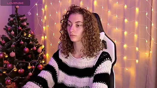 Snapshot of lady_curls chatting on December 2024 11:17:02 PM lady curls online show from December 2024 11:17:02 PM