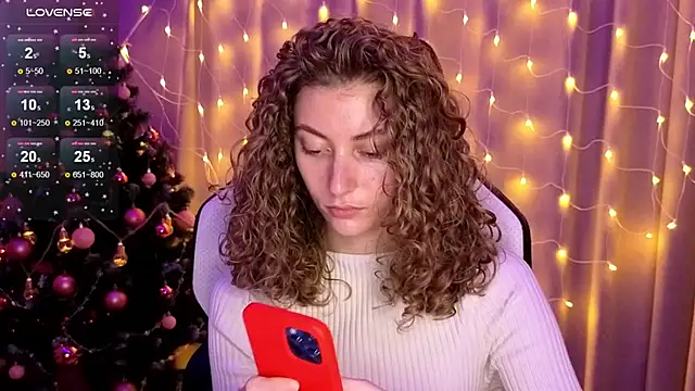 Snapshot of lady_curls chatting on January 2025 11:27:02 PM lady curls online show from January 2025 11:27:02 PM