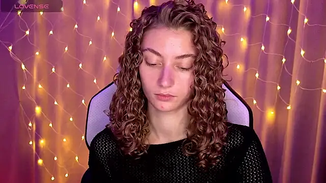 Snapshot of lady_curls chatting on January 2025 10:48:01 PM lady curls online show from January 2025 10:48:01 PM