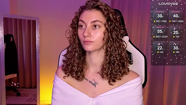 Snapshot of lady_curls chatting on January 2025 04:04:02 AM lady curls online show from January 2025 04:04:02 AM