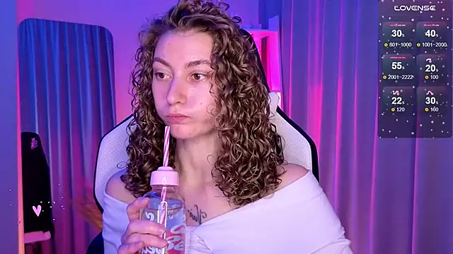 Snapshot of lady_curls chatting on February 2025 11:48:01 PM lady curls online show from February 2025 11:48:01 PM