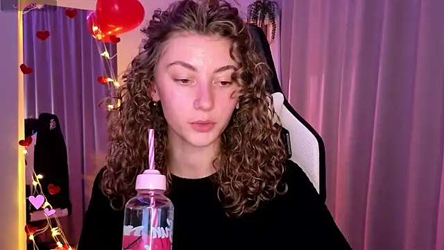 Snapshot of lady_curls chatting on February 2025 10:25:02 PM lady curls online show from February 2025 10:25:02 PM