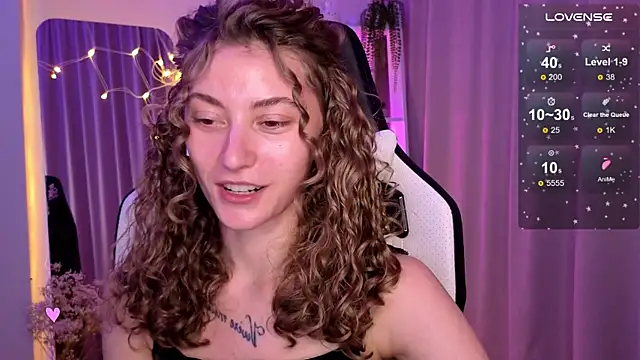 Snapshot of lady_curls chatting on March 2025 08:52:02 PM lady curls online show from March 2025 08:52:02 PM
