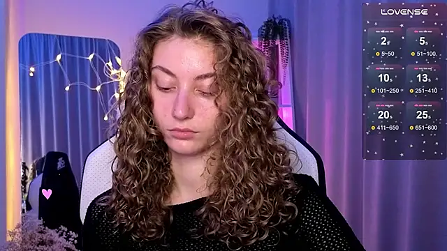 Snapshot of lady_curls chatting on March 2025 10:27:02 PM lady curls online show from March 2025 10:27:02 PM