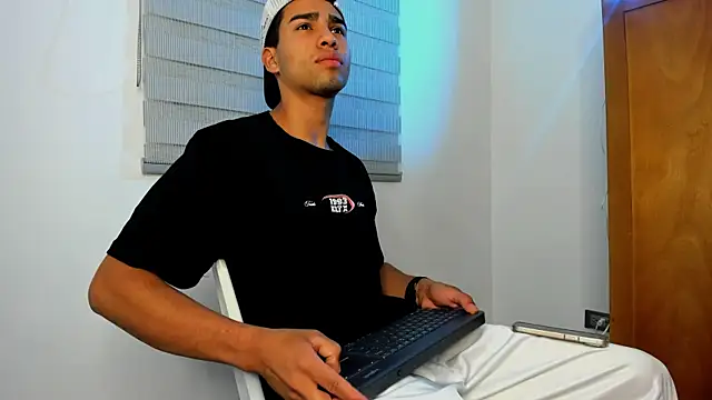 andy 0018 online show from January 2025 08:00:01 AM