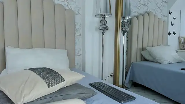 Snapshot of Foxy200__ chatting on December 2024 08:25:02 PM Foxy200 online show from December 2024 08:25:02 PM