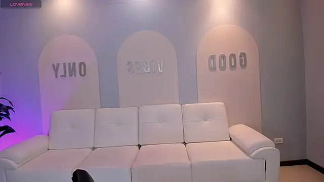 ValeriaRoldanX online show from April 2026 10:25:01 AM