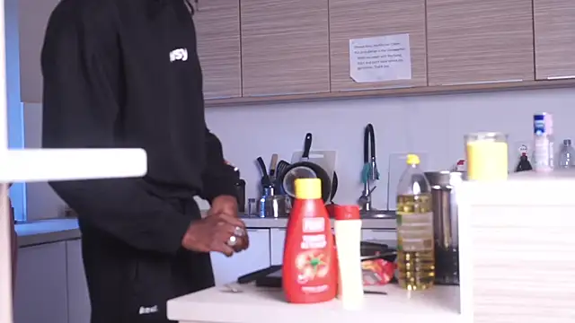 MacTroy online show from October 2025 03:31:02 PM