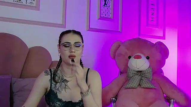 Abby  White online show from April 2026 04:32:02 PM