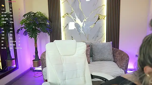 AlliceRouse online show from October 2025 07:05:01 PM