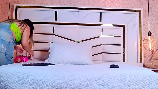 Snapshot of sophie_1 chatting on October 2025 09:37:01 PM sophie 1 online show from October 2025 09:37:01 PM