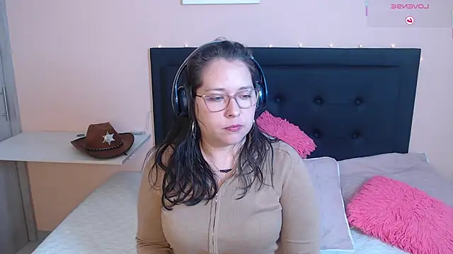 May Carlier online show from October 2025 01:36:02 AM