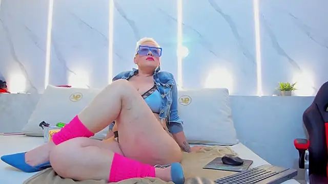 mia becke online show from January 2025 01:30:01 PM