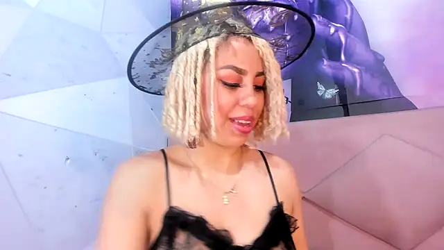 Snapshot of Lucy_White__ chatting on February 2025 08:31:02 PM Lucy White online show from February 2025 08:31:02 PM