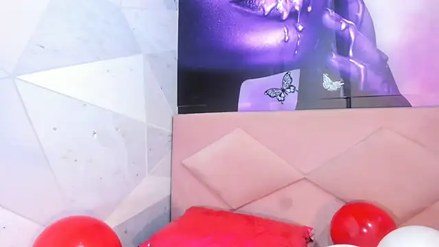 Snapshot of Lucy_White__ chatting on February 2025 09:17:01 PM Lucy White online show from February 2025 09:17:01 PM