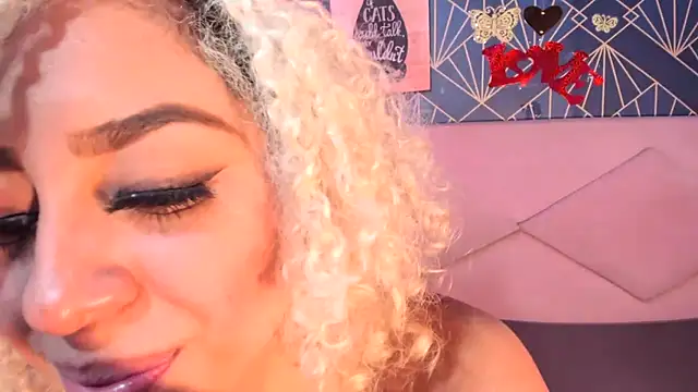 Snapshot of Lucy_White__ chatting on March 2025 09:21:01 PM Lucy White online show from March 2025 09:21:01 PM