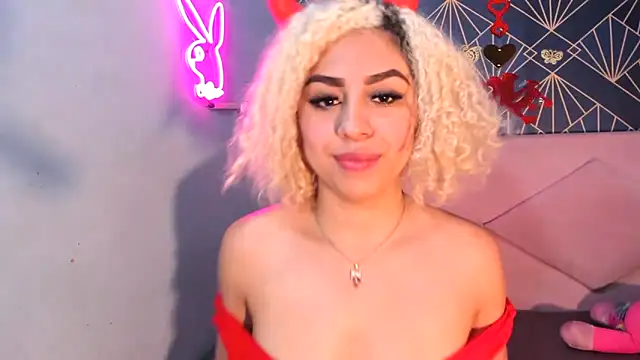 Snapshot of Lucy_White__ chatting on March 2025 12:25:02 AM Lucy White online show from March 2025 12:25:02 AM