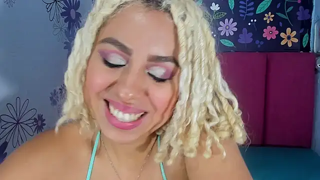 Snapshot of Lucy_White__ chatting on October 2025 08:42:01 PM Lucy White online show from October 2025 08:42:01 PM