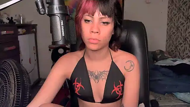 Snapshot of Liv_Alt chatting on April 2026 04:57:02 PM Liv Alt online show from April 2026 04:57:02 PM