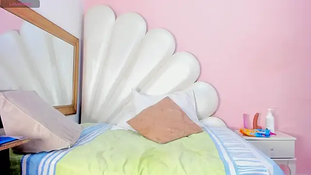 Ally Parkeer  online show from February 2025 01:01:01 PM