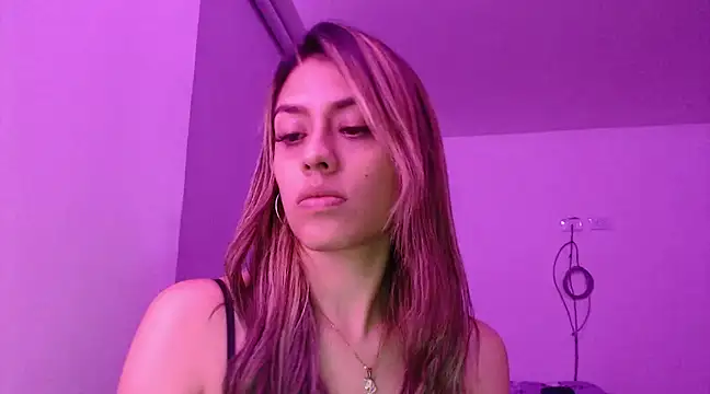 Snapshot of MiiaCollings1 chatting on March 2025 04:13:01 AM MiiaCollings1 online show from March 2025 04:13:01 AM