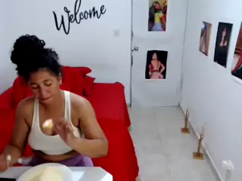 Snapshot of bellacrespalatina chatting on January 2025 12:25:01 AM bellacrespalatina online show from January 2025 12:25:01 AM