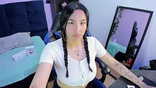 ChloeeTompson  online show from October 2025 12:22:01 AM