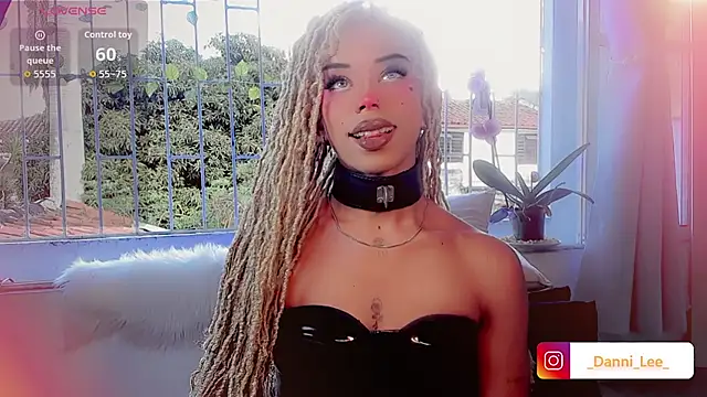 Snapshot of DanniLee_ chatting on October 2025 09:10:02 PM DanniLee online show from October 2025 09:10:02 PM