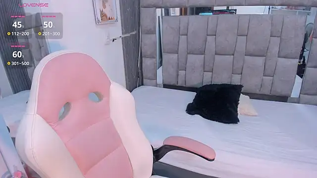 zulyjones online show from April 2026 01:01:01 PM