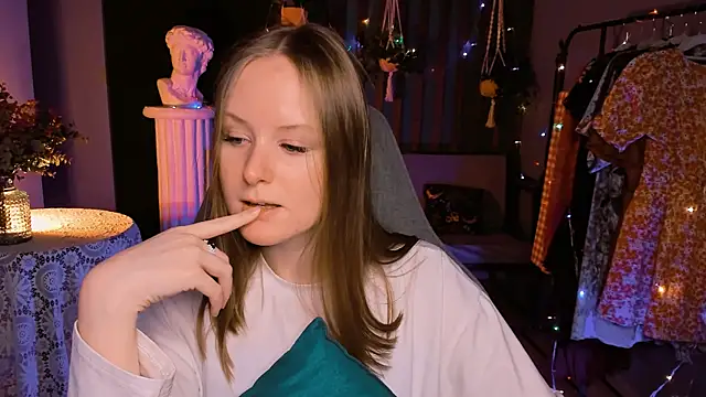 Snapshot of VivienLeeigh chatting on December 2024 01:06:02 PM VivienLeeigh online show from December 2024 01:06:02 PM