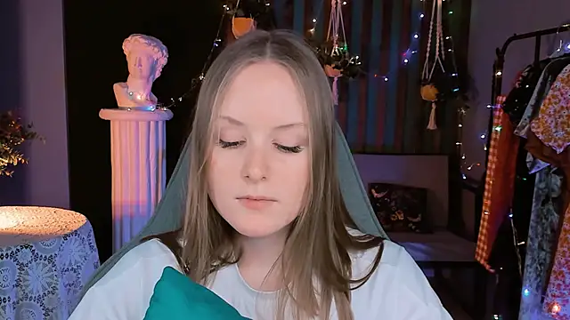 Snapshot of VivienLeeigh chatting on December 2024 04:09:02 PM VivienLeeigh online show from December 2024 04:09:02 PM