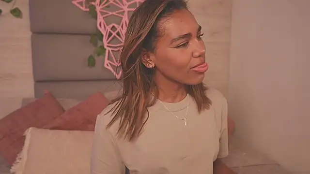 Lily Miiller online show from November 2025 08:43:01 PM