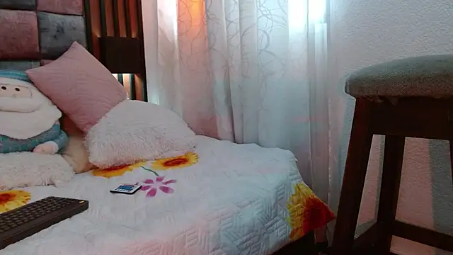 Saraa-restrepo online show from December 2024 06:05:01 PM